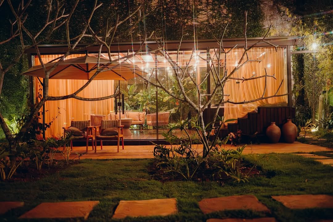 Interior da cabana bolha à noite